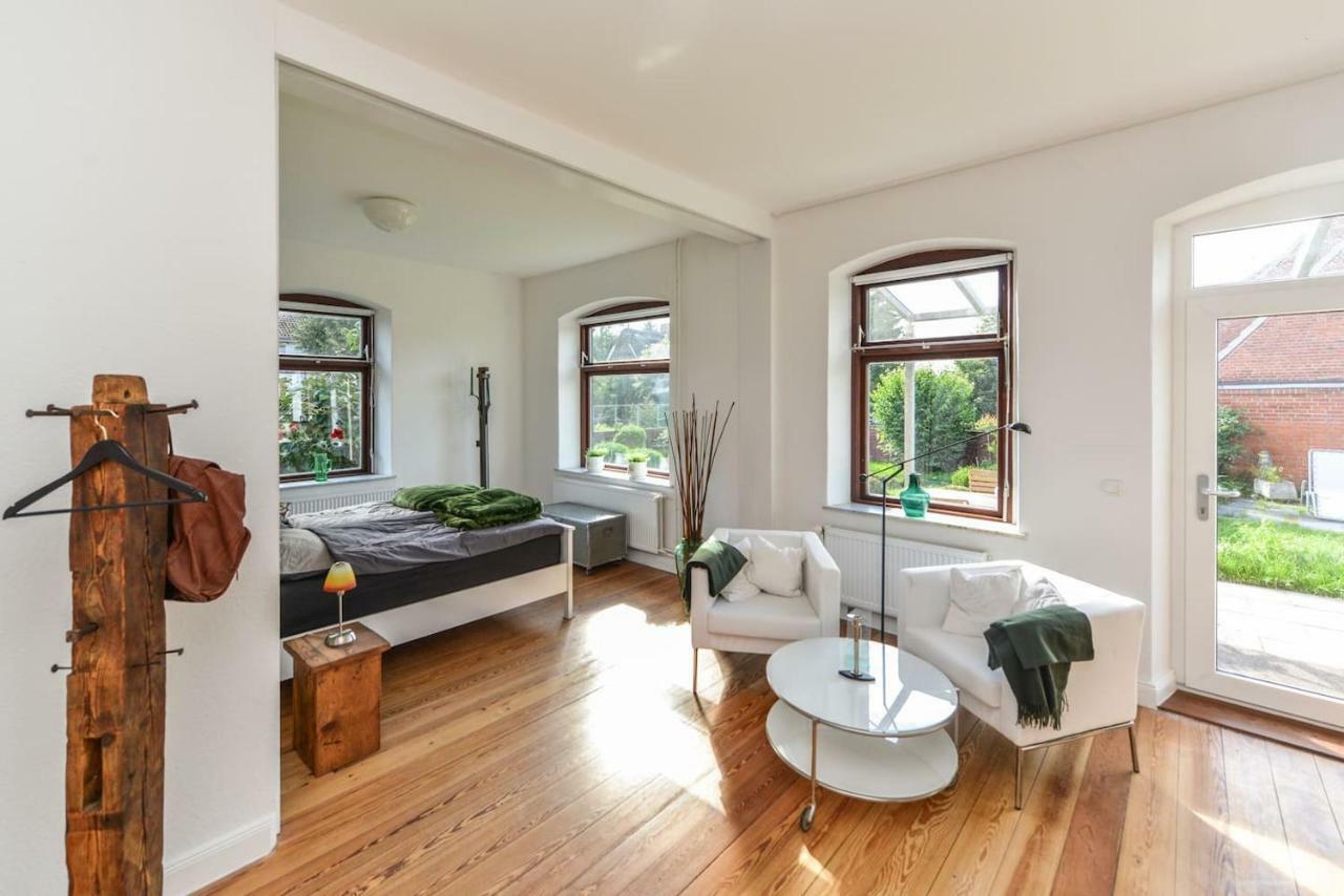 Kanalvilla - Urlaub Am Nord-Ostseekanal - Zwei Ferienwohnungen Im Angebot- Eine Im Dachgeschoss Und Eine Wohnung Mit Garten Sehestedt  Luaran gambar